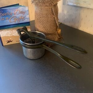 KING, Vintage seamless cast iron cup press. No Rust. 11 inches long with handle.